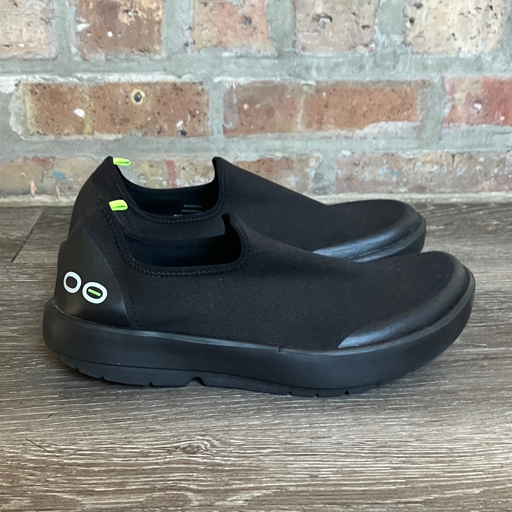 OOFOS OOMG eeZee Low recovery shoe in black.